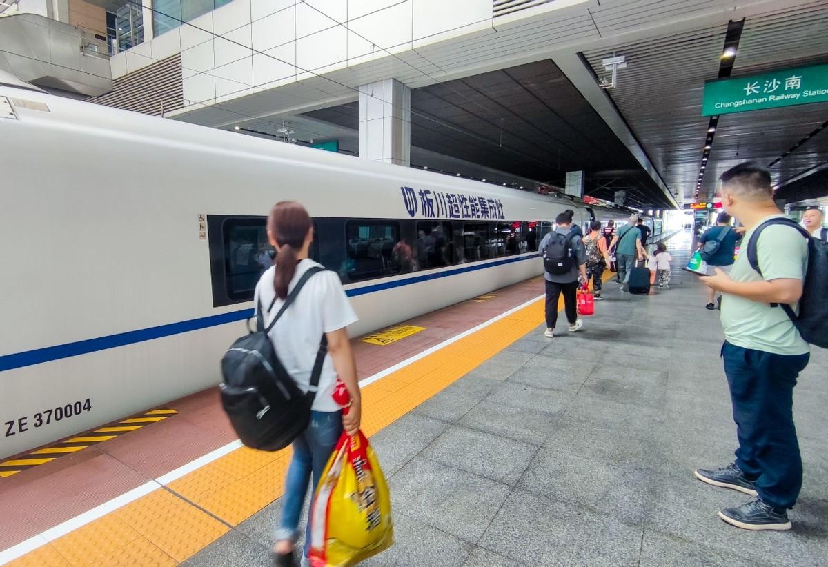 奔跑吧！板川超性能！板川冠名列車席卷全國百城千站！